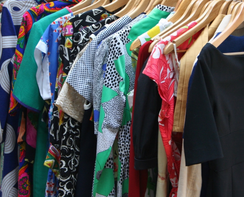 boutique-PEILLE-min_dresses_apparel_clothing_clothes_clothes_hangers_wooden_hangers_retail_shop_closet-1149845