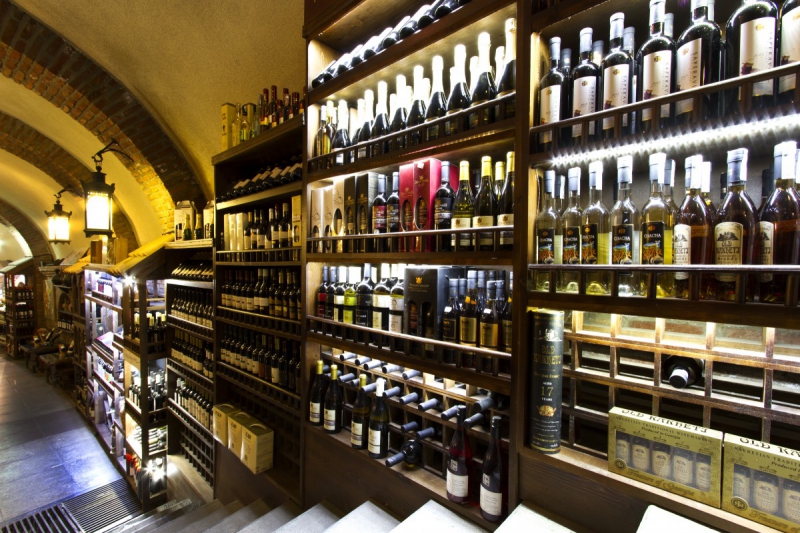 boutique-PEILLE-min_world_street_travel_shop_canon_georgia_wine_bottles-429767